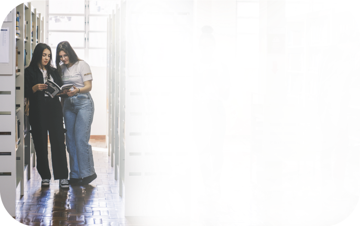 Estudantes em biblioteca